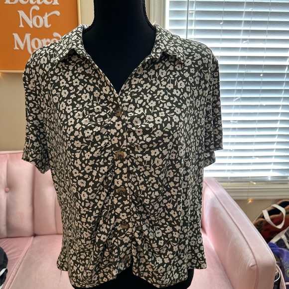 Plus Size NB Size XXXL Green and White Floral Cropped Short Sleeve Button Up Top - Picture 1 of 4